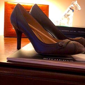 Brooks Brothers size 7 1/2 brown high heeled closed toe shoe